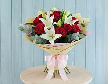 Букет цветов из:  Лилии и Розы в Восходе Республики Крым
