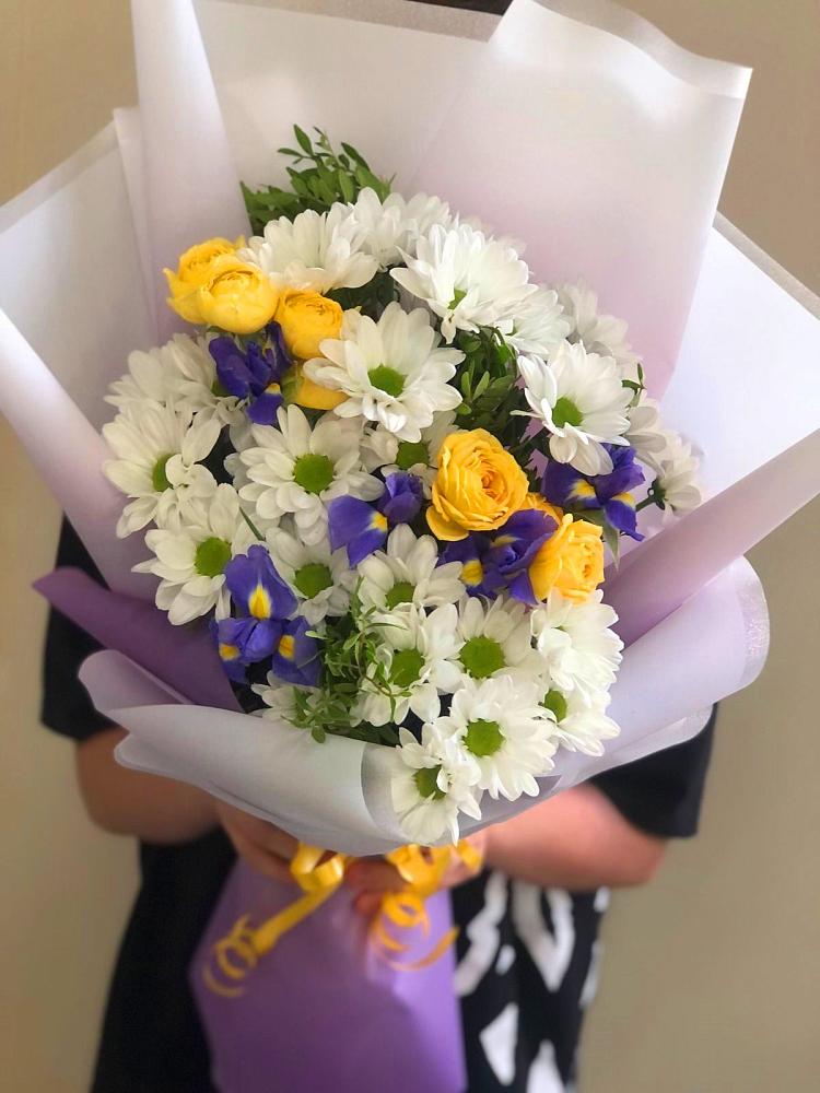 Букет цветов из: Ирисы, Хризантемы и Розы в Восходе Республики Крым