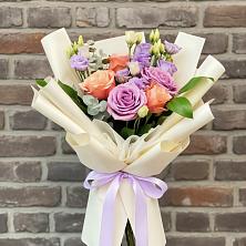 Букет цветов из:  Лизиантусы и Розы в Восходе Республики Крым