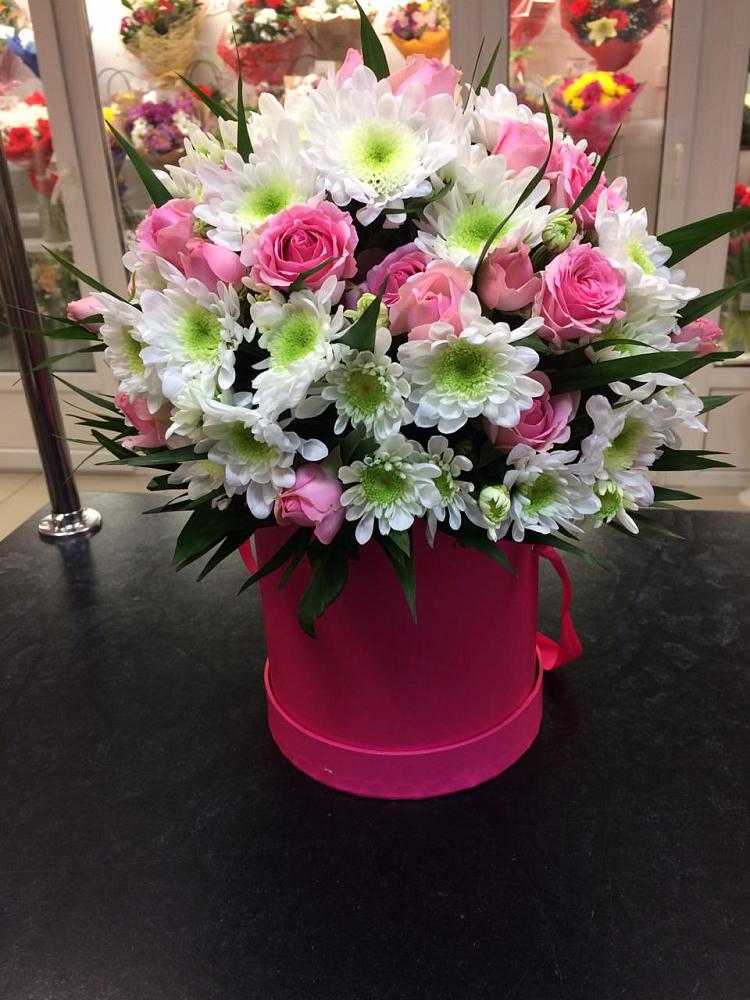 Цветочная композиция из Розы и Хризантемы в шляпной коробке в Восходе Республики Крым